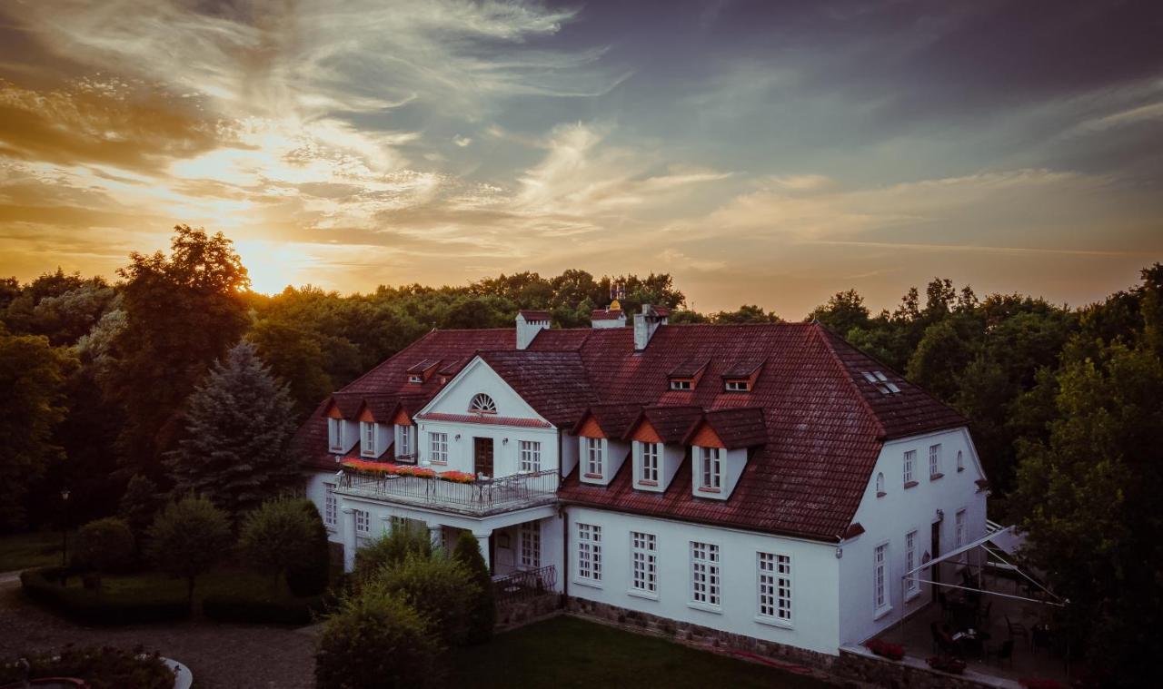 Dwor W Bychowie Gniewino Bagian luar foto